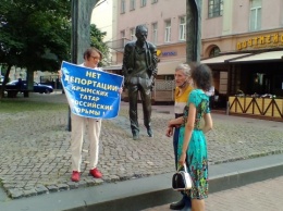 В Москве прошли одиночные пикеты в поддержку крымских татар