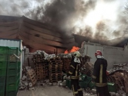 Масштабный пожар на складах в Киеве тушили более трех часов