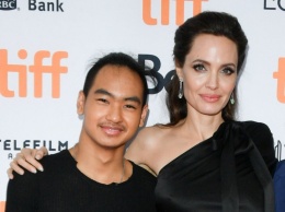 Старшего сына Анджелины Джоли могли выкупить у бедной семьи