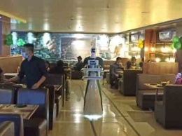 В Индии разработали робота-официанта, развлекающего клиентов