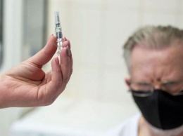 Китайская вакцина в Венгрии: у половины привитых людей 70+ не вырабатывается никаких антител
