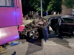 Ночное столкновение: трое криворожан оказались в больнице после аварии "Volkswagen" и автобуса