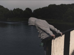 Из-за неразделенной любви: в Днепре 27-летний парень хотел спрыгнуть с Нового моста (ВИДЕО)