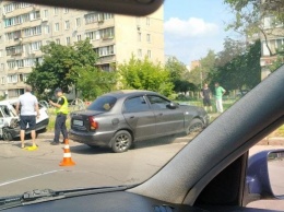 Пытался проскочить на красный: в Киеве таксист устроил масштабное ДТП