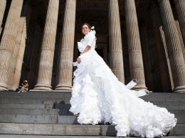 В Великобритании создали свадебное платье из защитных масок