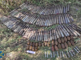 СБУ обнаружила схрон с артснарядами и гранатами боевиков