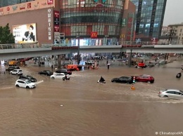В Китае наводнение разрушило плотину