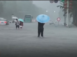 В Китае затопило целый город, в метро погибло 12 человек (ВИДЕО)
