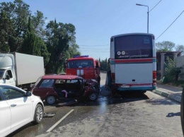 ВАЗ столкнулся с автобусом: утром на крымской трассе произошло смертельное ДТП, - ФОТО