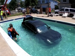 Как из бассейнов достают утонувшие машины (видео)