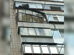 В Никополе на улице Шевченко ураганный ветер сорвал балкон
