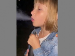 В Харькове девочка курила кальян со взрослыми