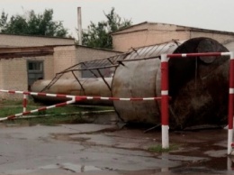 Снес крыши, деревья и водонапорную башню: по Донецкой и Луганской областям прошел ураган