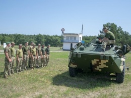 Пограничники проводят учения на бронемашинах