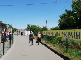 Зеленский подписал закон об отмене штрафов для жителей ОРДЛО при пересечении КПВВ: что изменится