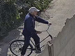 В Боярке пожилой мужчина на велосипеде преследует женщин и девушек