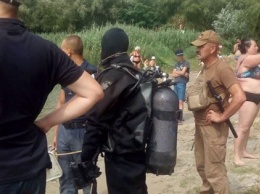 В Киеве водолазы искали женщину до тех пор, пока она не подошла к ним и не поинтересовалась, что случилось