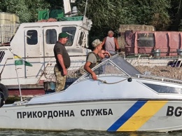 Пограничники задержали румынское судно в дельте Дуная