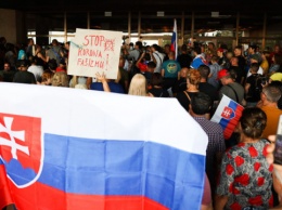 В Словакии противники вакцинации пытались штурмовать парламент