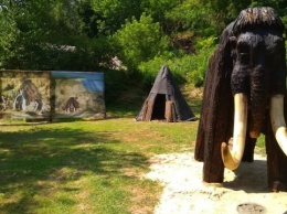В Мезинском нацпарке появились мамонт и жилище первобытного человека
