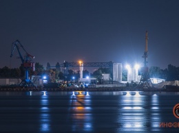 Светящиеся огни, затонувший катер и полнолуние: как выглядит Днепр, пока жители спят