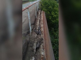 В Марганце рушится мост через реку Закаменка