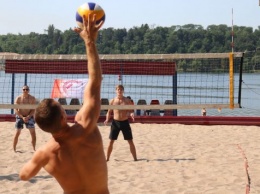В Запорожье жаркие баталии по волейболу разгорелись на городском пляже