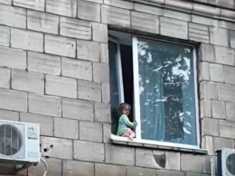 Герой: в центре Запорожья парень спас малышку, которая чуть не вывалилась из окна (видео)