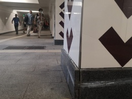 И так сойдет: трещины на колонне станции метро "Святошин" заклеили скотчем