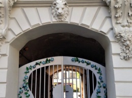 Красота неописуемая: в Днепре памятник архитектуры "украсили" забором с цветочками