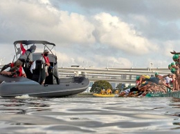 Лодка телевизионщиков сорвала заплыв триатлонистов на Олимпиаде и чуть не задавила спортсменов (ВИДЕО)