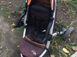 В Никополе мопед наехал на коляску с малышом: подробности ДТП