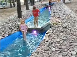 Детям жарко: в Марганце фонтан-бассейн превратился в "лягушатник" (ВИДЕО)