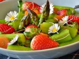 Cалат с клубникой, овощами и зеленью от Адского Шефа Алекса Якутова - простой рецепт
