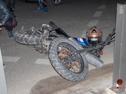 В Днепре на Сичеславской Набережной столкнулись Audi и Yamaha: мотоциклиста забрала скорая