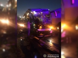 На Одесской трассе рейсовый автобус влетел в припаркованную фуру, есть жертвы и пострадавшие