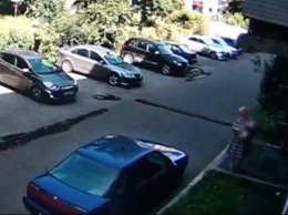 Видео: жительница Новокузнецка поймала упавшего из окна многоэтажки ребенка