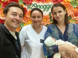 Сергей Безруков поделился свежим фото с новорожденным сыном и женой Анной Матисон