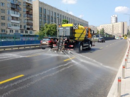 В Киеве в усиленном режиме поливают дороги: причина