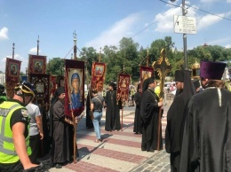 Прихожане без масок, пробки и тожественная молебень: как в Киеве прошел День крещения Руси