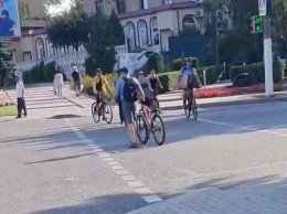 Мелитопольские велосипедисты правил не знают. Или их игнорируют (видео)