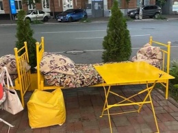 Пришлось оправдываться: ресторан установил кровати на летней террасе, но не всем это понравилось