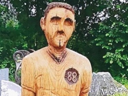 Немецкие власти заставили мужчину убрать с могилы отца скульптуру из-за ее сходства с Гитлером