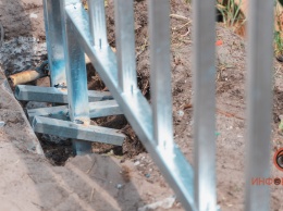 В Днепре устанавливают ограду над речкой Гнилокиш, куда упала женщина с детской коляской