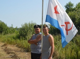 На мэра города Хорол завели дело из-за фото с советским флагом