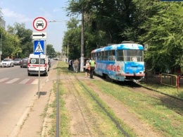 Задумался: в Одессе мужчина ударился лицом об трамвай