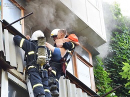 Пожарные спасли ребенка из горящей квартиры на 4-м этаже в Николаеве (ФОТО)
