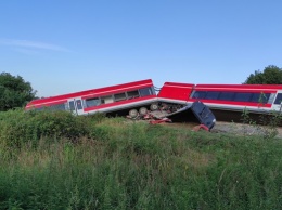 В Польше поезд врезался в грузовик и сошел с рельсов, есть пострадавшие