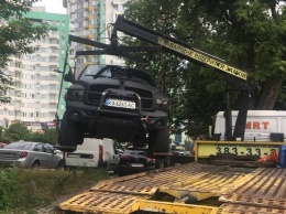 Машину автохама, который устроил личное паркоместо на Вышгородкой забрал эвакуатор
