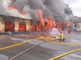 В Ужгороде произошел масштабный пожар на складах механического завода (ФОТО, ВИДЕО)